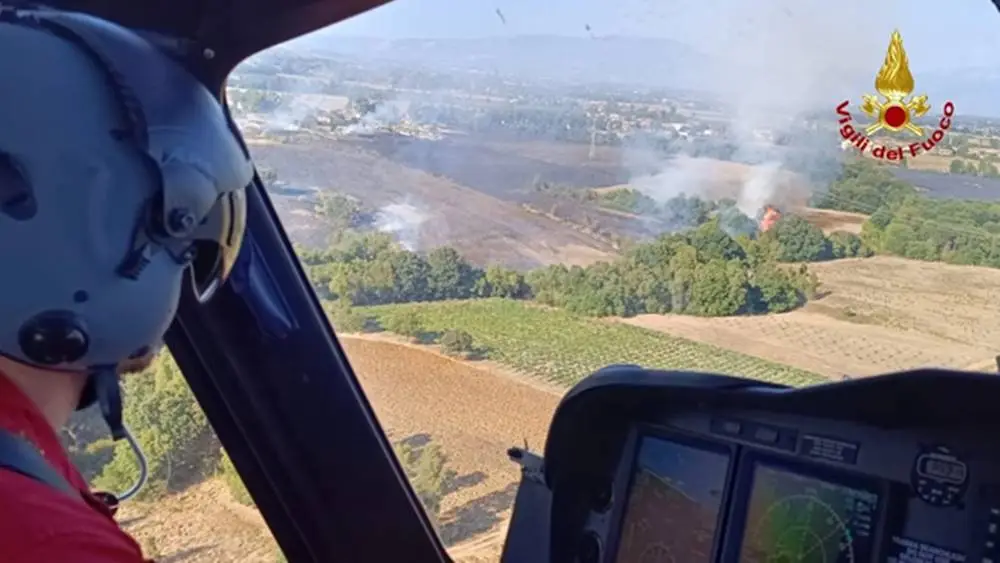 Latina, vegetazione in fiamme: interviene l’elicottero dei pompieri