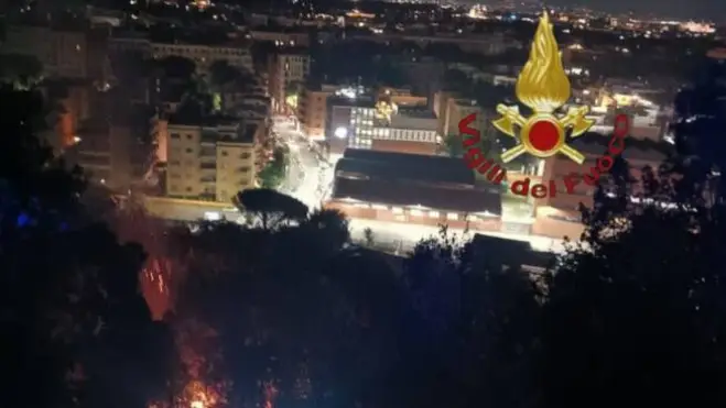 Roma, pompieri a lavoro tutta la notte per domare l’incendio di Monte Mario