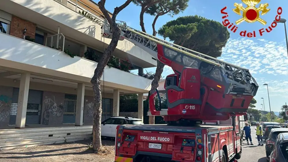 Santa Marinella, incendio in un appartamento: a fuoco uno sgabuzzino