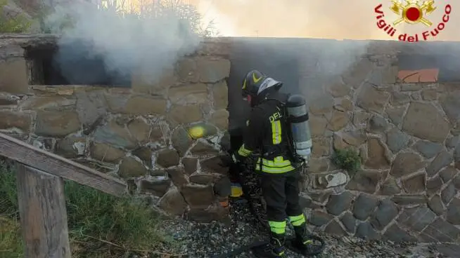 Santa Marinella, le fiamme avvolgono una baracca: l’intervento dei pompieri evita il peggio