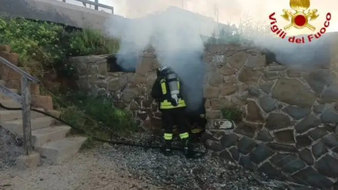 Santa Marinella, le fiamme avvolgono una baracca: l’intervento dei pompieri evita il peggio