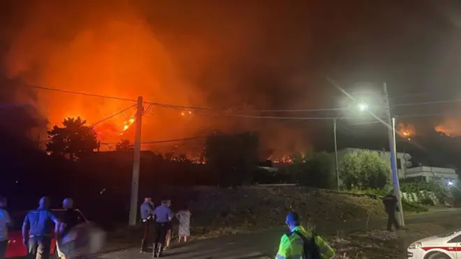 Incendio nella notte a Terracina: evacuate 10 abitazioni