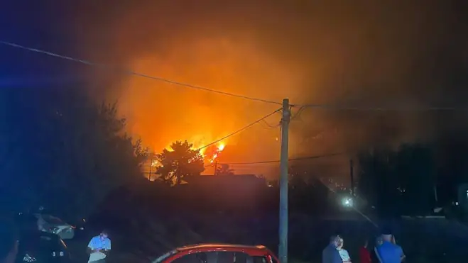 Incendio nella notte a Terracina: evacuate 10 abitazioni