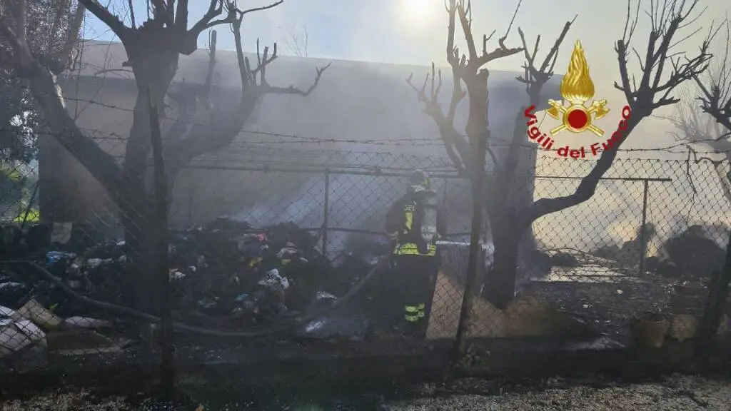 Incendio in via della Pisana, la Protezione Civile in prima linea: l’aggiornamento