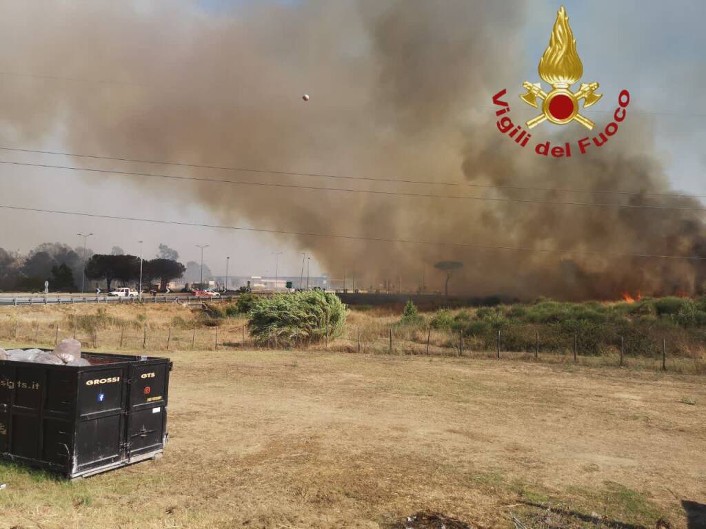 Roma, maxi incendio in via della Pisana: evacuato il parco acquatico Hydromania