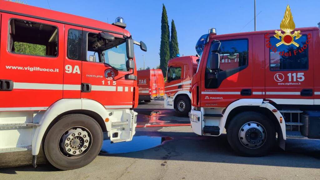 Roma, maxi incendio in via della Pisana: evacuato il parco acquatico Hydromania