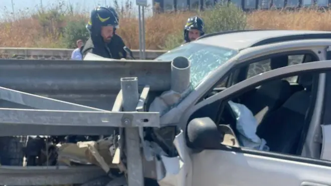 Incidente a Civitavecchia, auto si schianta contro il guardrail