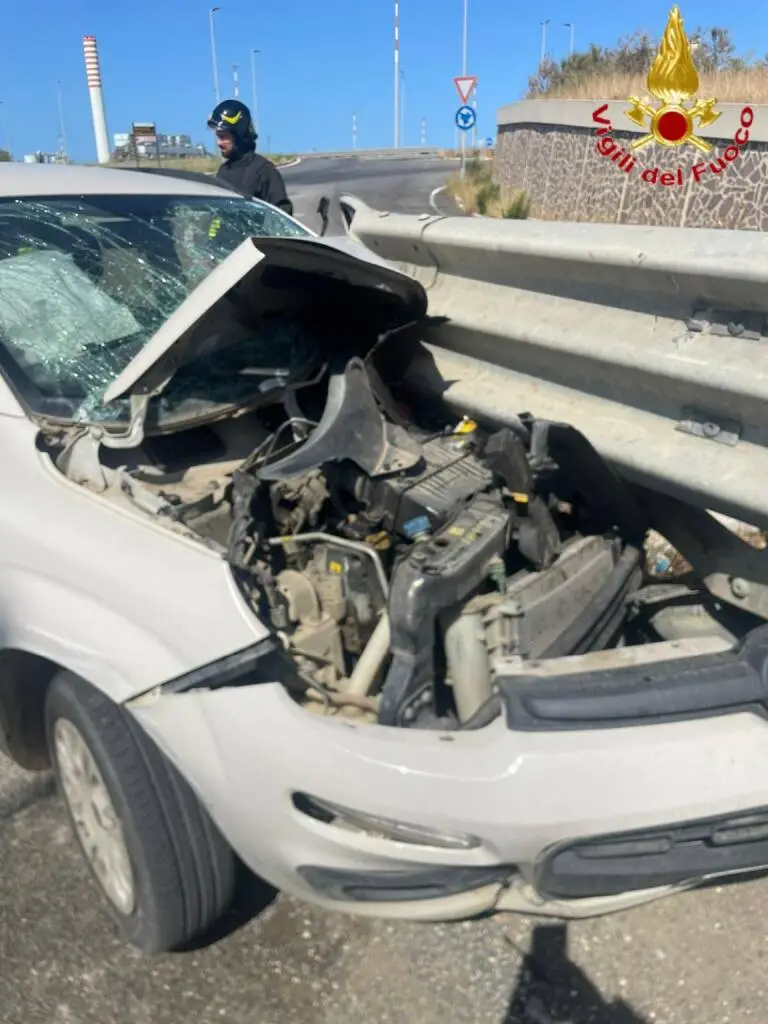 Incidente a Civitavecchia, auto si schianta contro il guardrail