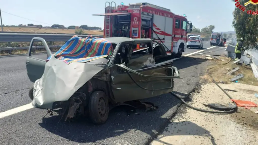 Incidente mortale sull’A12, prima lo schianto e poi le fiamme: 22enne perde la vita