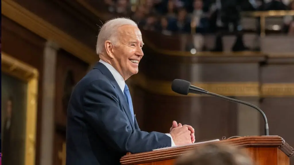 Biden dà l’addio: “Trump è un perdente criminale, l’America è vincente”