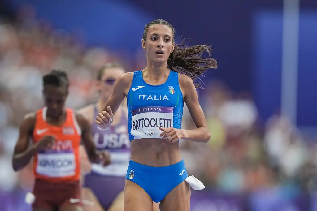 Battocletti quarta nei 5000 metri a Parigi 2024, poi c’è la squalifica di Kipyegon: sale sul podio, è bronzo