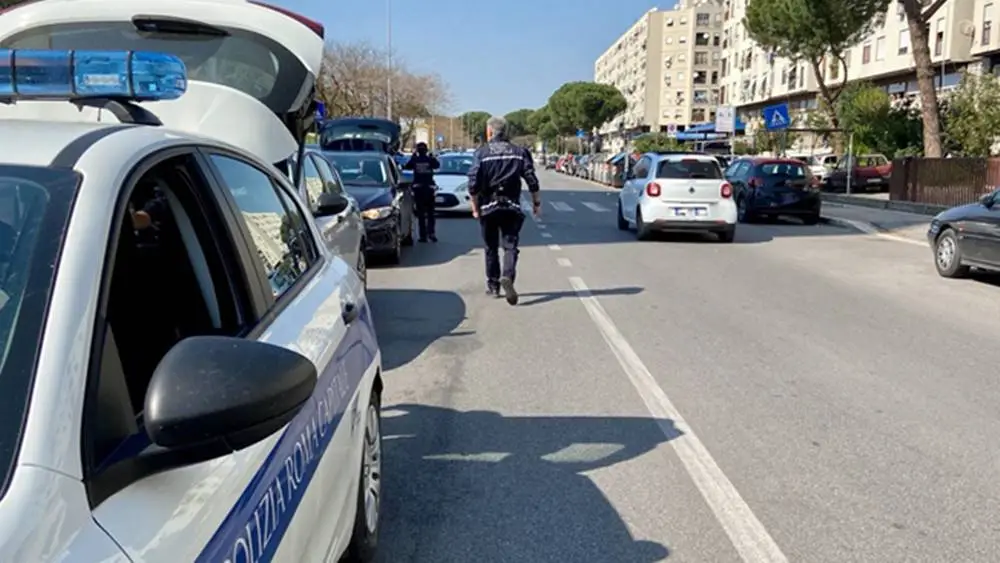 Giro di vite della polizia contro l’abusivismo commerciale tra il litorale e il centro