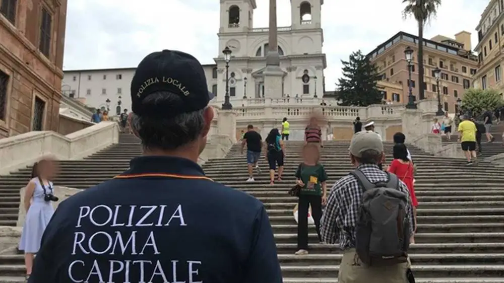 Attimi di paura a Roma: 12enne si allontana dai genitori, ritrovata a Trinità dei Monti