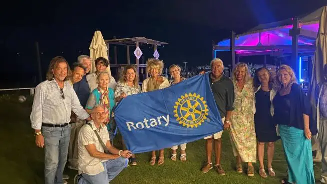 Sulla spiaggia di Focene “Magie al tramonto”, il secondo incontro promosso dal Rotary Club Fiumicino