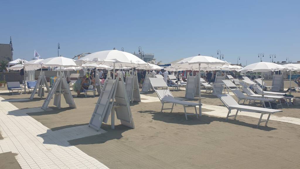 Sole, mare e accessibilità: inaugurata la prima &#8220;Beach for all&#8221; a Fiumicino