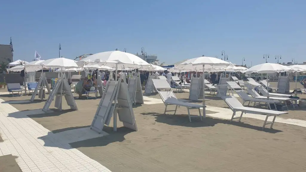 Spiaggia inclusiva a Fiumicino: gli orari del Tpl