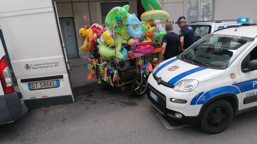 Terracina, sequestrati carretti artigianali ed articoli da mare