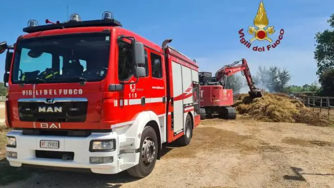 Fiumicino, sterpaglie in fiamme in una scuola di equitazione: a lavoro due squadre di pompieri