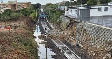 Anzio, frana sui binari: treni in tilt sulla Roma-Nettuno