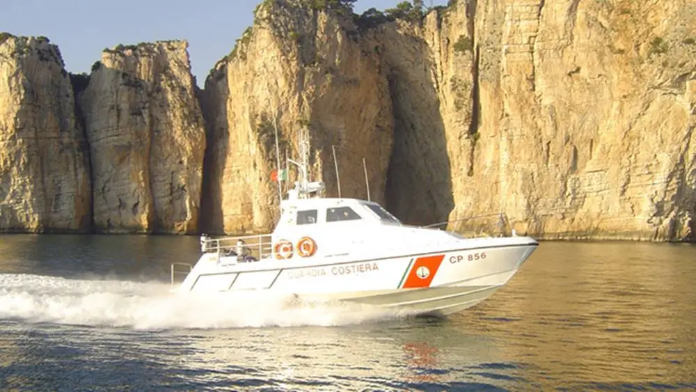 Gaeta, windsurfista in difficoltà al calar del sole: soccorso da un giovane e dalla Guardia Costiera