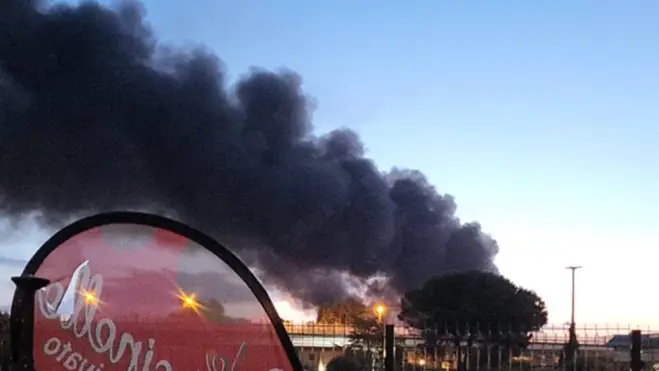 Alba di fuoco a Fiumicino, fiamme in un cantiere navale