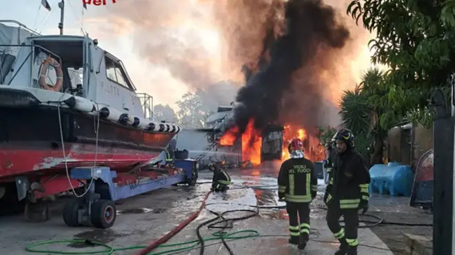 Alba di fuoco a Fiumicino, fiamme in un cantiere navale