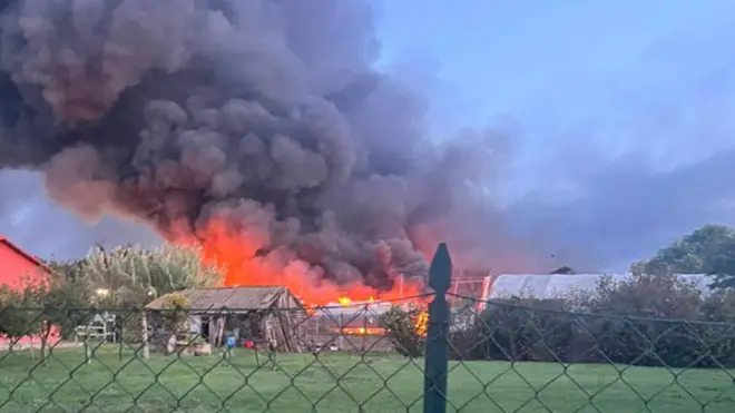 Alba di fuoco a Fiumicino, fiamme in un cantiere navale