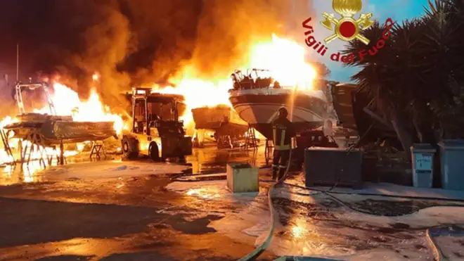 Alba di fuoco a Fiumicino, fiamme in un cantiere navale