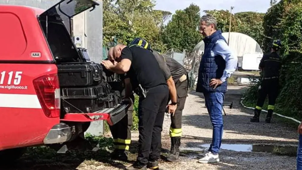 Fiumicino, incendio nel cantiere navale: ancora in corso le operazioni di spegnimento