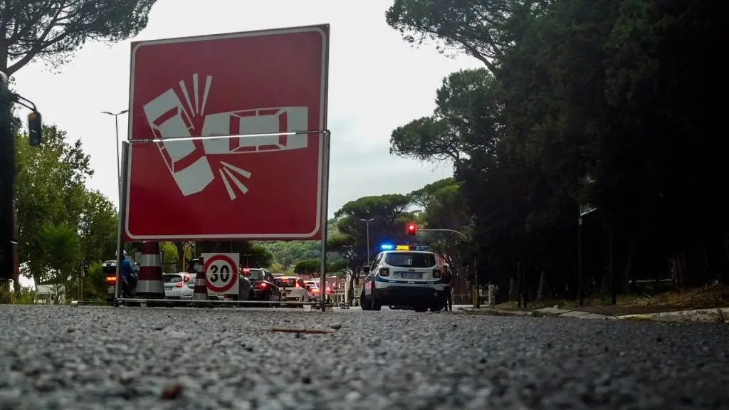 Investe un motociclista sulla Collatina, poi scappa: la fuga dura mezz’ora