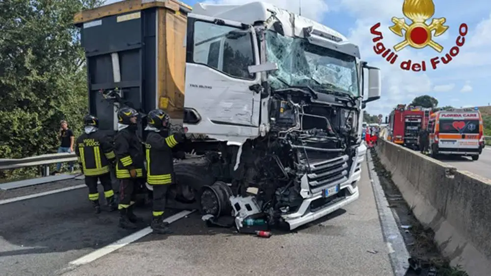 Pomezia, scontro fra due Tir sulla Pontina: un camionista in codice rosso