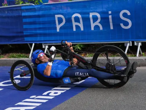 Paralimpiadi 2024, Mazzone è argento nel ciclismo H2: “Ai ragazzi dico di alzarsi dal divano e crederci”