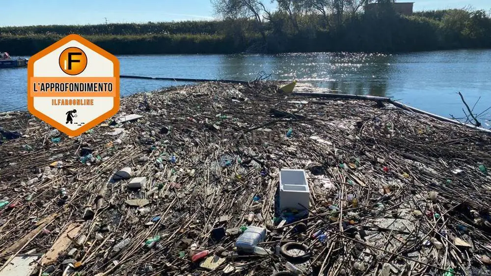 Foce del Tevere sommersa dai rifiuti: la plastica invade Fiumicino e Ostia, situazione fuori controllo