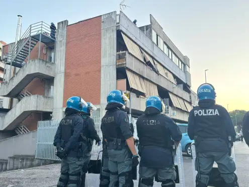 Roma, blitz delle Forze dell’ordine: sgomberato l’ex hotel Cinecittà