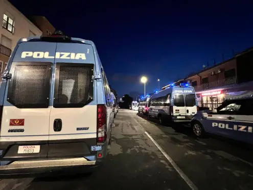 Roma, blitz delle Forze dell’ordine: sgomberato l’ex hotel Cinecittà