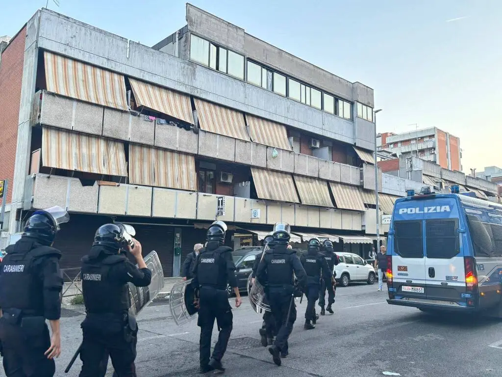 Roma, blitz delle Forze dell’ordine: sgomberato l’ex hotel Cinecittà