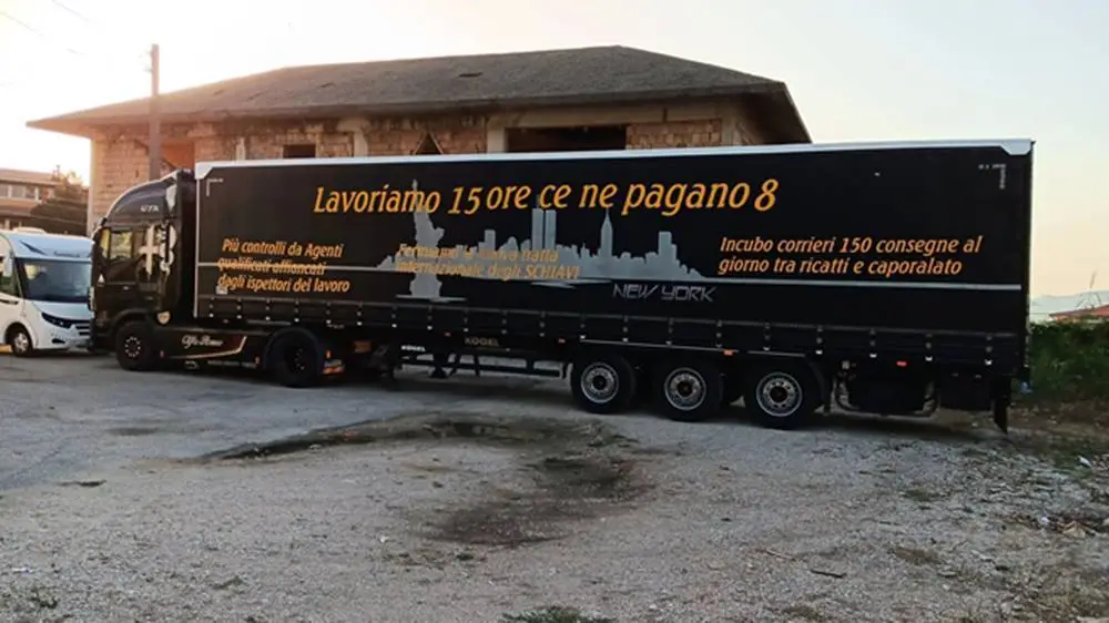 Parte il tour “trucktuttonero”: il tir che denuncia “Lavoriamo 15 ore e ce ne pagano 8”