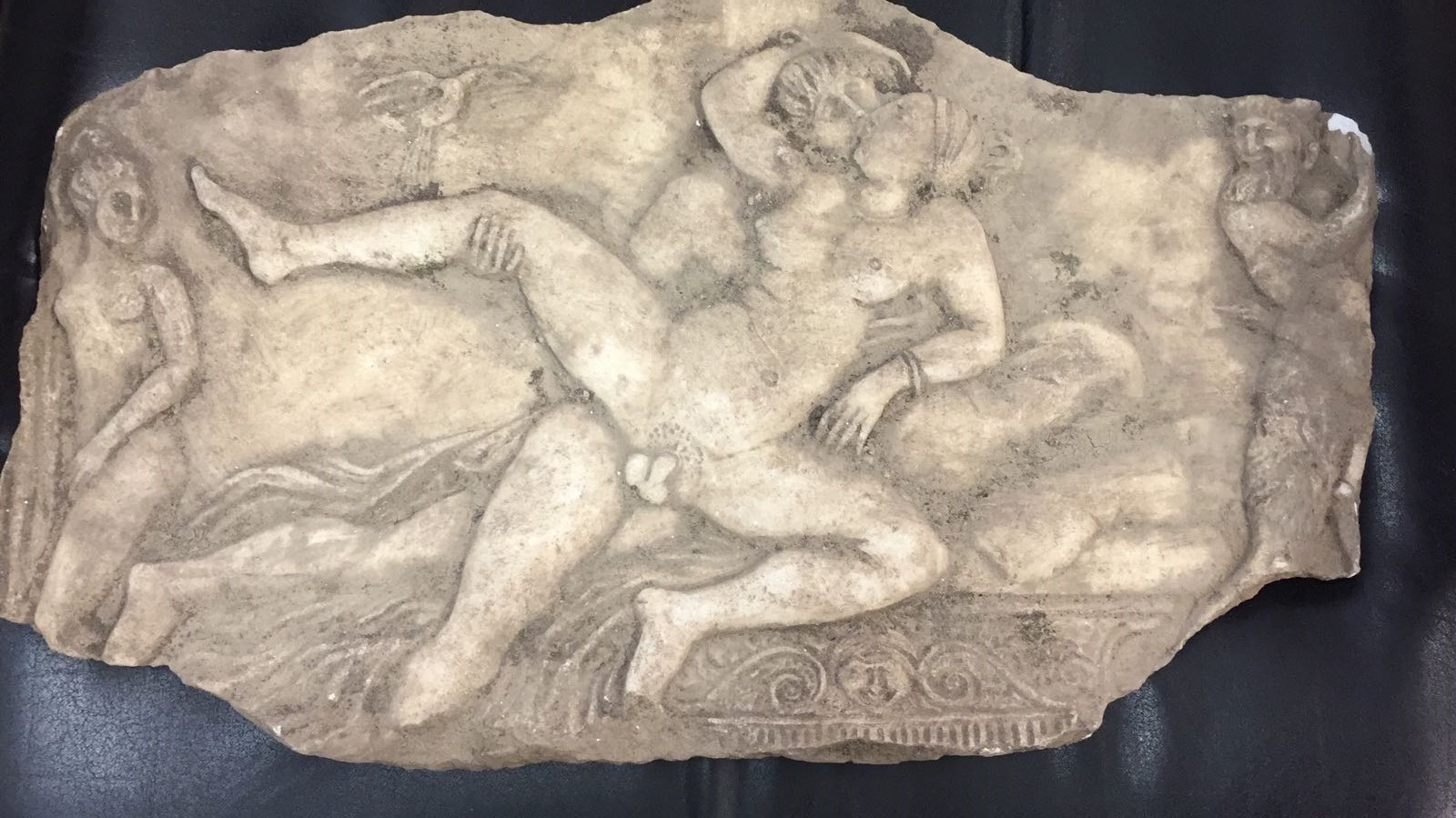 Un reperto presumibilmente di epoca romana recuperato nel blitz di ieri a Nuova Ostia
