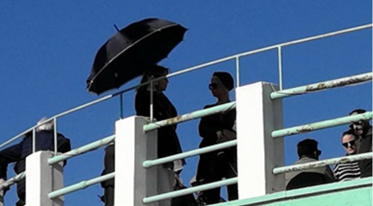 Margherita Buy, sotto l'ombrello, gira"Basta credere (io c'è)" al Plinius di Ostia 