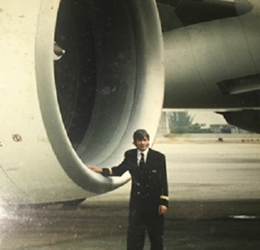 Ireneo Dante Valdarnini vicino alla turbina di un Jumbo jet