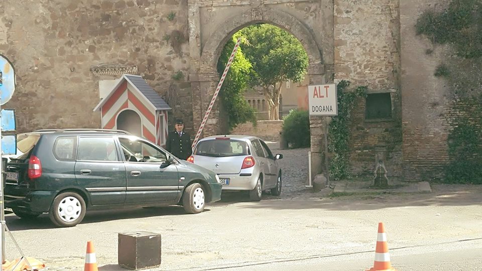 Una scena di Poveri ma ricchissimi girata all'ingresso del Borgo medievale di Ostia Antica