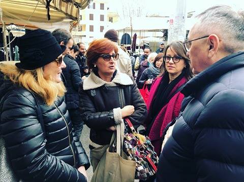 Incontro con le clienti del mercato Appagliatore da parte di Silvana Denicolò, a destra, e Emilio Carelli, al suo fianco