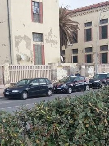 Controlli dei carabinieri nell'ex colonia Vittorio Emanuele III a Ostia