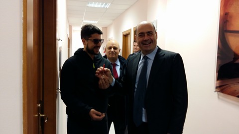 Nicola Zingaretti consegna le chiavi di una stanza dello studentato ad un allievo universitario