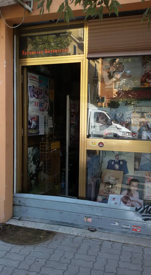 Nella notte tra 8 e 9 agosto 2017 i ladri tagliarono la serranda e si introdussero nel negozio di Luigi Pompei rubando tutto il materiale da lavoro