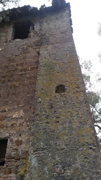 La parte di torre che si distingue dal resto del casale