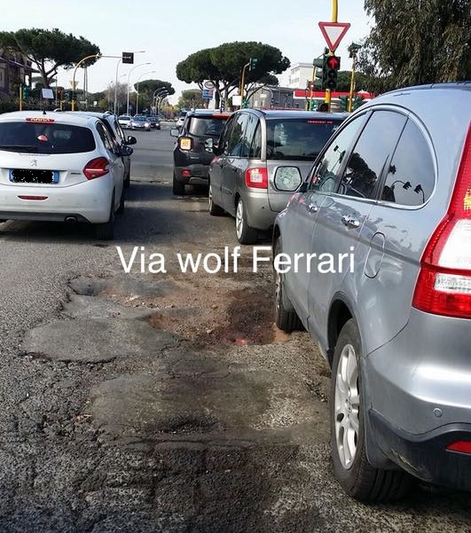 Via Ermanno Wolf Ferrari all'altezza del semaforo con la via Cristoforo Colombo