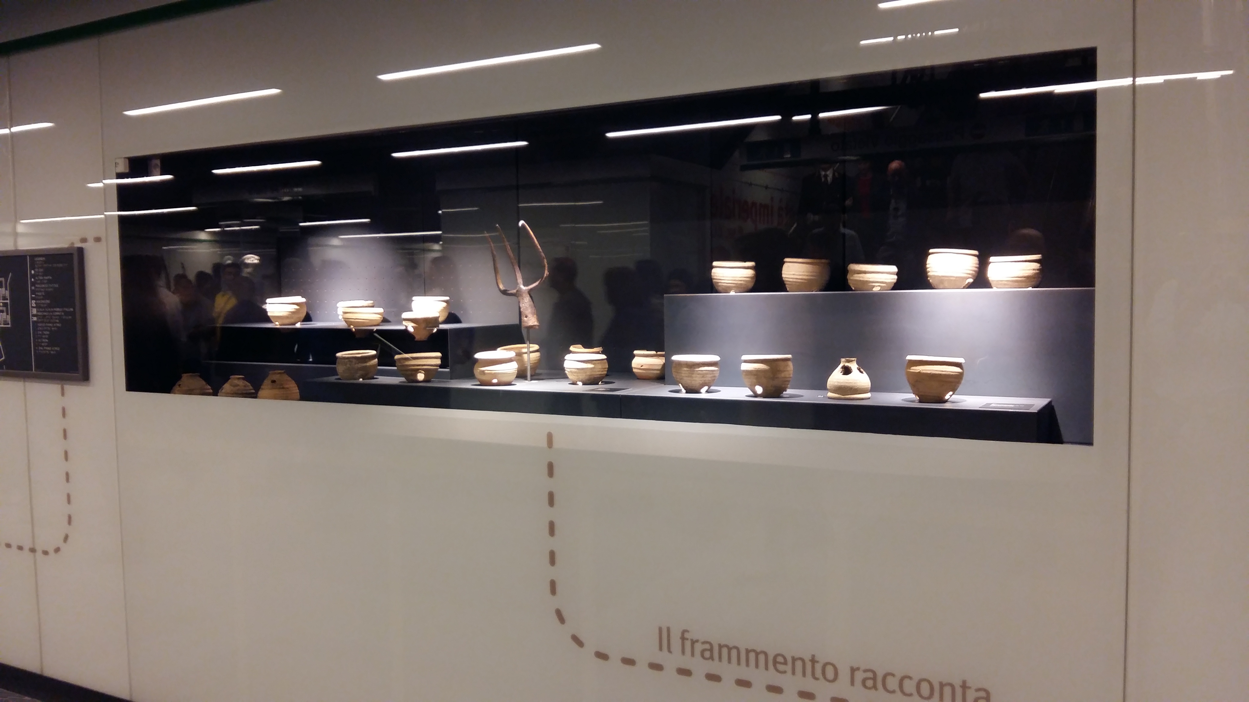 La vetrina contenente il vasellame romano recuperato dagli scavi della Metro C a San Giovanni