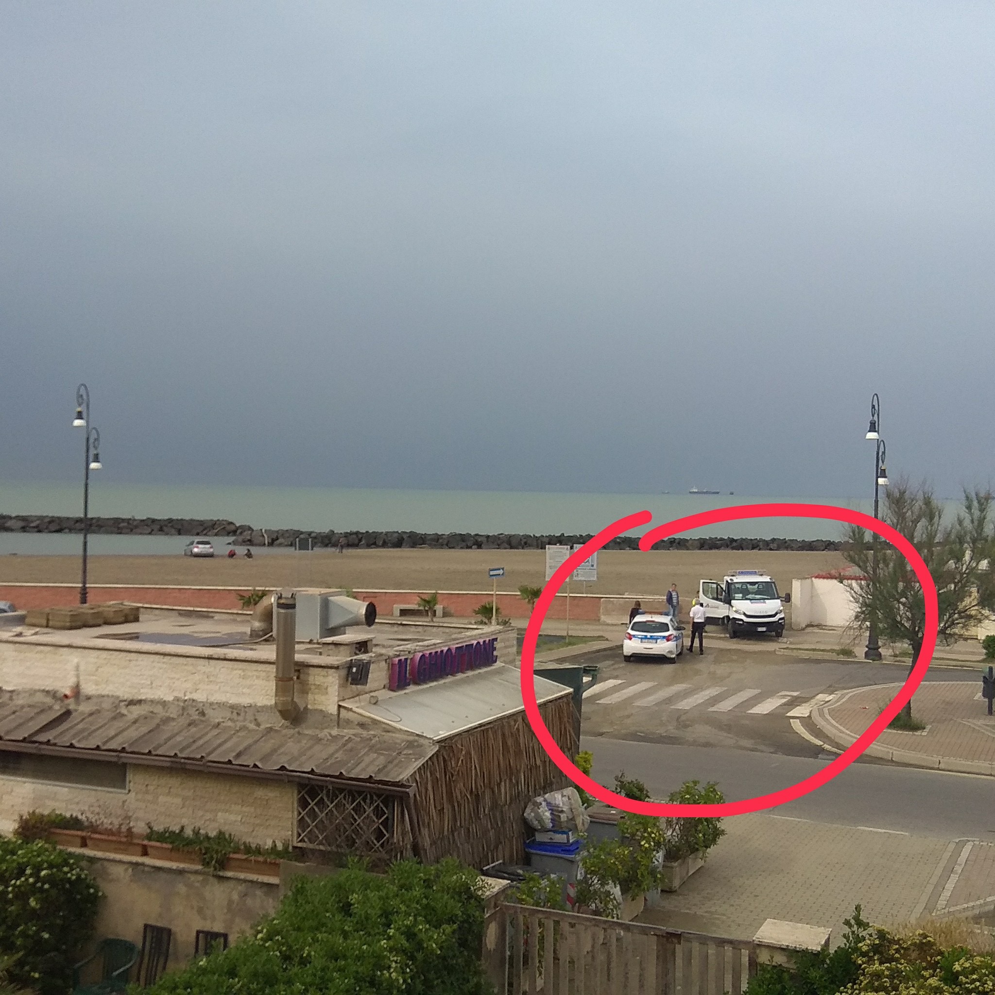 auto sulla spiaggia fiumicino