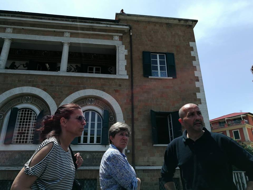 La presidente del X Municipio, Giuliana Di Pillo, ed il dirigente del commissariato di polizia, Fabio Abis cercando di convincere gli ambulanti a scendere dal tetto